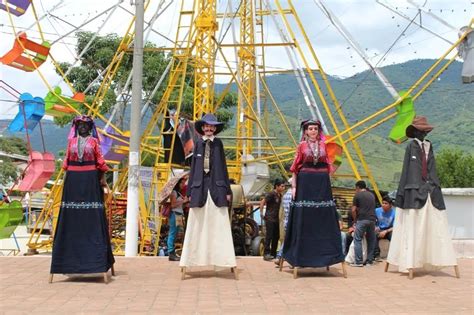  La Danza de los Gigantes Celestes Una Visión Onirica en Miniatura y Dorada Exquisita