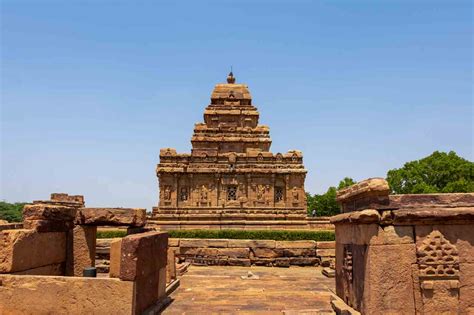 Narasinha's Temple of Vishnu: Exquisite Detailing and a Monumental Depiction of Devotion!